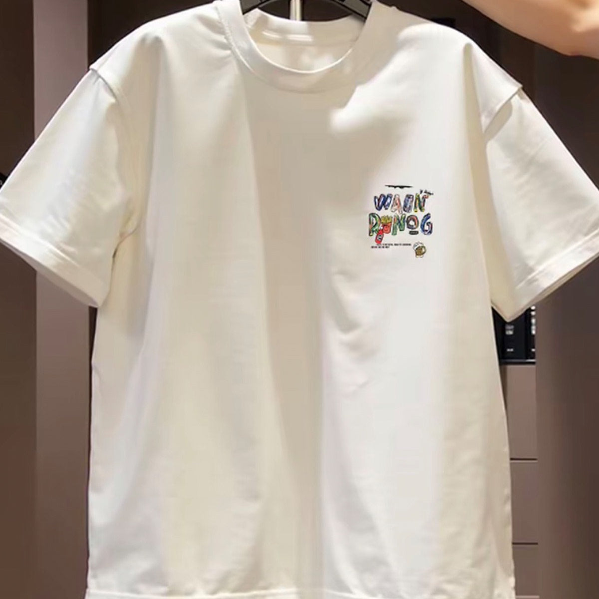 High quality cotton short sleeved t-shirts, loose letter tops for men and women, and American style trendy products are being picked up from the leftover inventory at major foreign trade counters